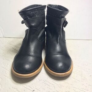 Cool way black leather booties